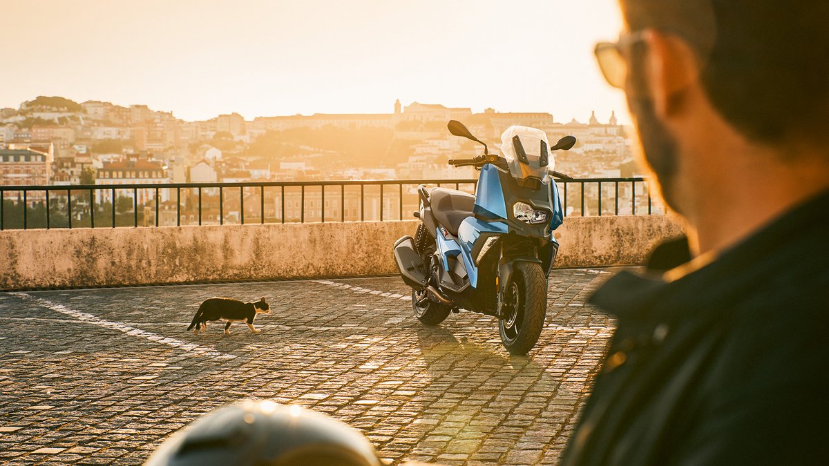SandtonMotorrad's tweet photo. In this day and age, urban mobility means much more than just getting from A to B. Nowadays, you don't want to miss anything but rather take advantage of everything that the city has to offer – even when you are on the move. #C400X #BMW #Motorrad https://t.co/KS3CwSbOoy