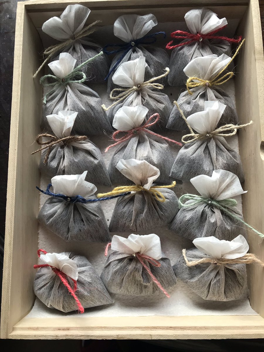 Kiki228Time's tweet photo. 珈琲のカスがたまったので、消臭・脱臭剤に使えるというので作ってみました。
冷蔵庫の中、下駄箱、トイレなどに置いて試してみようと思っています。 https://t.co/z3DElkjzm3