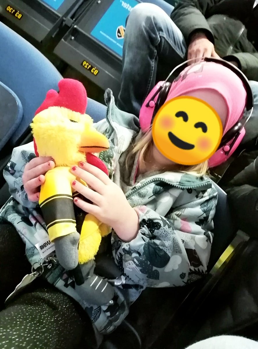 NevaJugi's tweet photo. Viikko sitten käytiin tsekkaamassa kummitytön kanssa @KalPa_Hockey'n #kummipeli . Pelin parasta antia oli seurata Ruusteri-maskotin liikkeitä kentän laidalla. 🐓 Urhoollisesti 3,5v jaksoi pelissä lähes 2,5 erää herkkujen voimalla! 💪 @KumpuJus https://t.co/zKCmZgxGOm