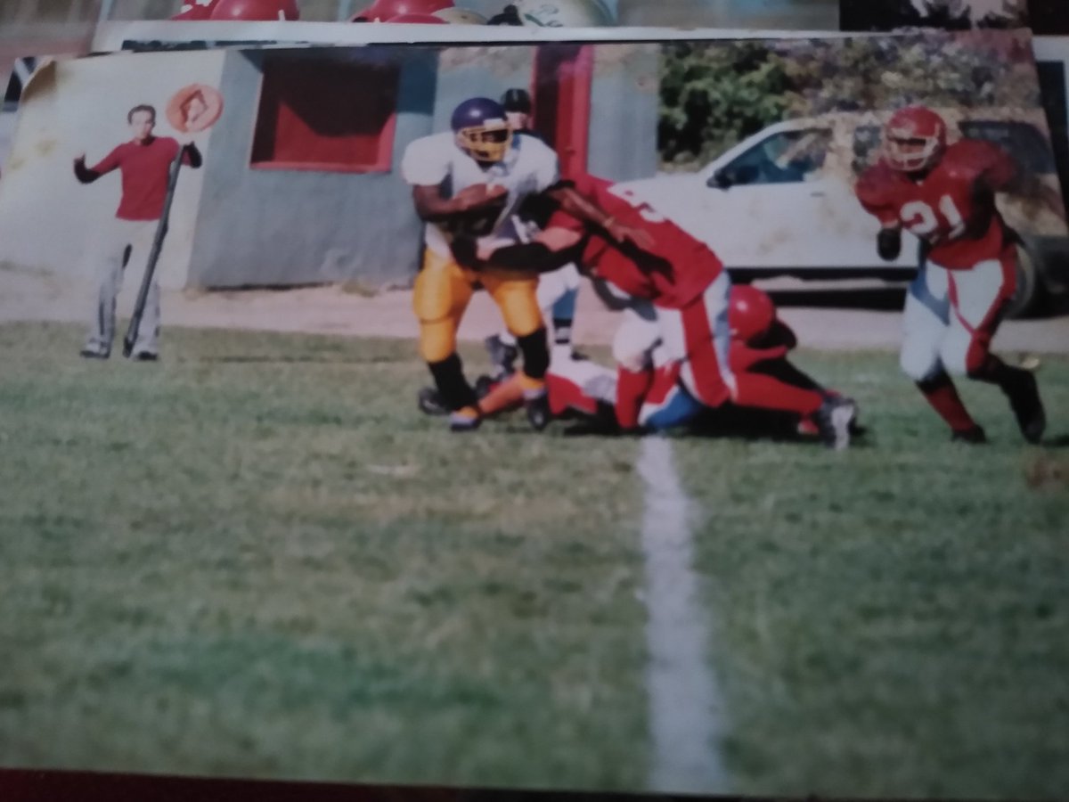 TonyMac510's tweet photo. Me tackling Marshawn Lynch in High school 2002 in @CityofAlbanyCA @MoneyLynch @Seahawks @beastmodestore @49ers #SEAvsGB #marshawnlynch #playoffs2020 #NFLDivisionalRound #NFLPlayoffs #beastmodeisback #Seahawks #GreenBayPackers #GoNiners https://t.co/Zcr0IzZf2e