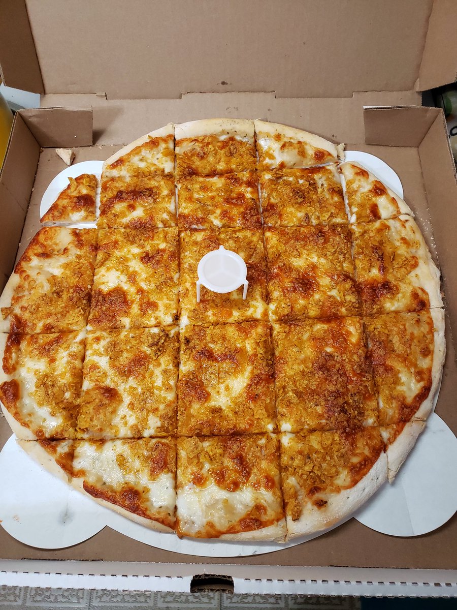 ianlafont's tweet photo. There she is. The "Snow White" made with cool ranch doritos from Lee's Pizza! My night is complete! #PizzaAdventure #pizza https://t.co/V95Ian85HG