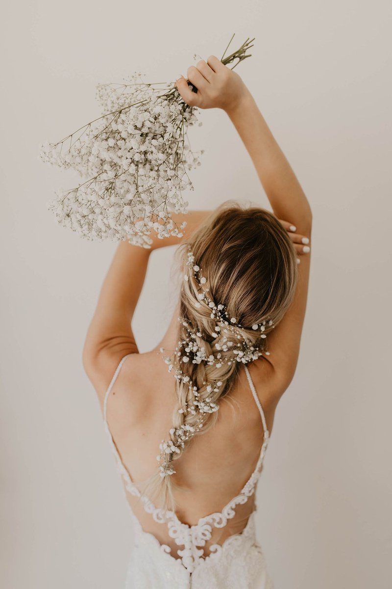 grnweddingshoes's tweet image. And she wore flowers in her hair... See our favorite ways to rock bridal hair flowers on wedding day! Dainty or Dramatic, there's a look for every bride! buff.ly/3078eJN
