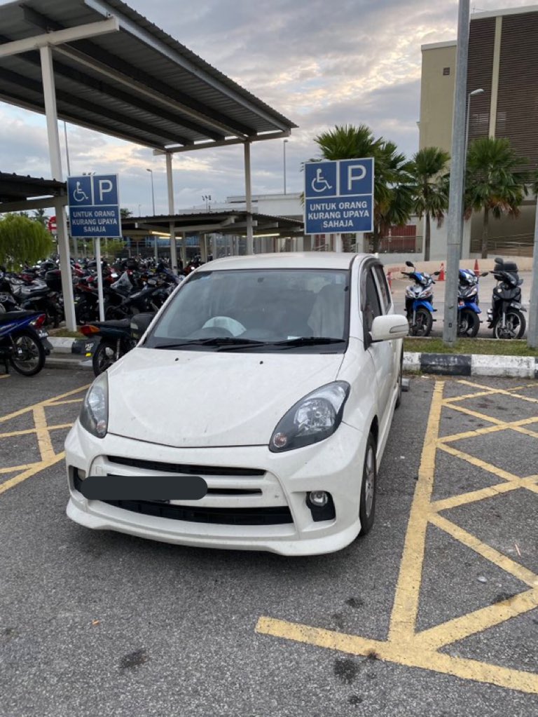 meinmokhtar's tweet photo. OKU rampas suami orang, kita rampas parking dia. Baru dia tahu betapa sakit nya kena rampas. https://t.co/nz0jhwUMOC