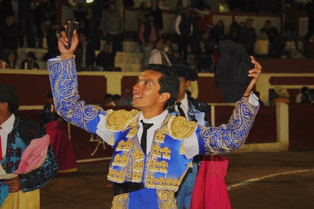 🔹Oreja para Israel a “Trovageorge” último toro de la tarde con 570 kilos, número 16 de la Ganadería de Guadiana.