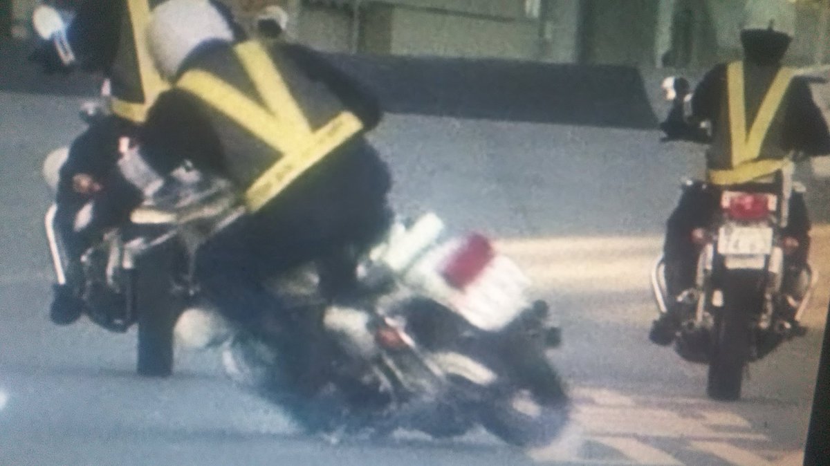 pcswpCOdZXie3Mf's tweet photo. でも転倒シーンでは三台ともfour系っぽいんだよね
転倒したのがCB500?か550で、残り二台はCB750?
うーん、誰かfour系に詳しい人教えて欲しい
#Gメン75
#白バイ
#ホンダ
#CB750?
#CBfour https://t.co/cj4jZjJzTO