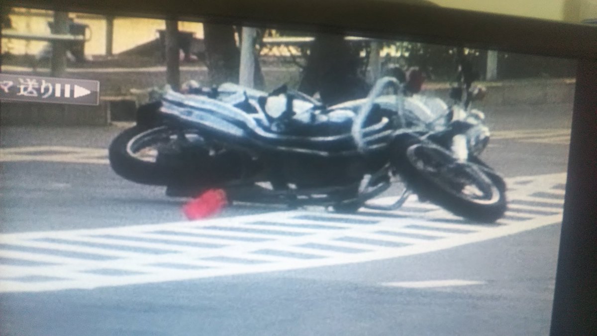 pcswpCOdZXie3Mf's tweet photo. でも転倒シーンでは三台ともfour系っぽいんだよね
転倒したのがCB500?か550で、残り二台はCB750?
うーん、誰かfour系に詳しい人教えて欲しい
#Gメン75
#白バイ
#ホンダ
#CB750?
#CBfour https://t.co/cj4jZjJzTO