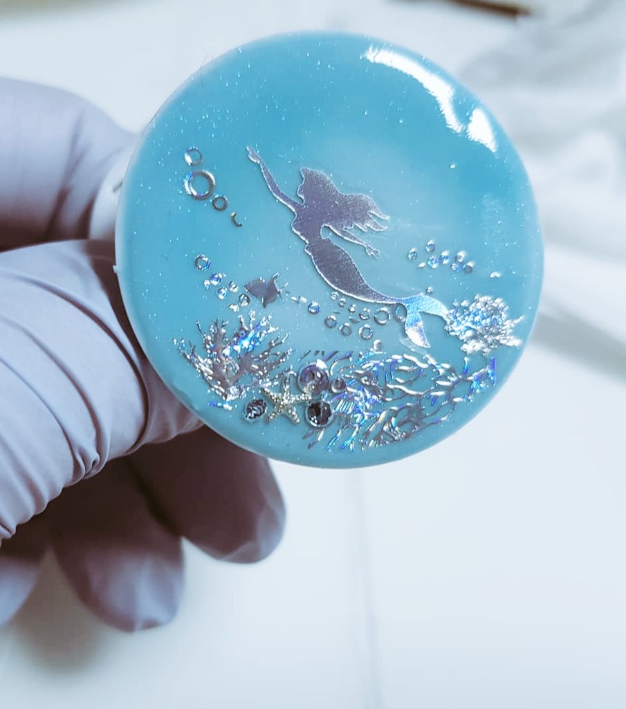 1년만인가?^^;
일년넘은듯 #인어
#그립톡 
#Mermaid #Sea #Blue 
#fairytale #바다 #블루
#人魚 #ブルー
#蓄光 #야광 #uetaya
#catalyst
#glow #魔法 
#マジロラ魔法雑貨店
#LumickColor #ResinColor
#pinkmink #Accessories
#레진공예 #ハンドメイド 
#handmade #resin
#uvレジン #アクセサリー