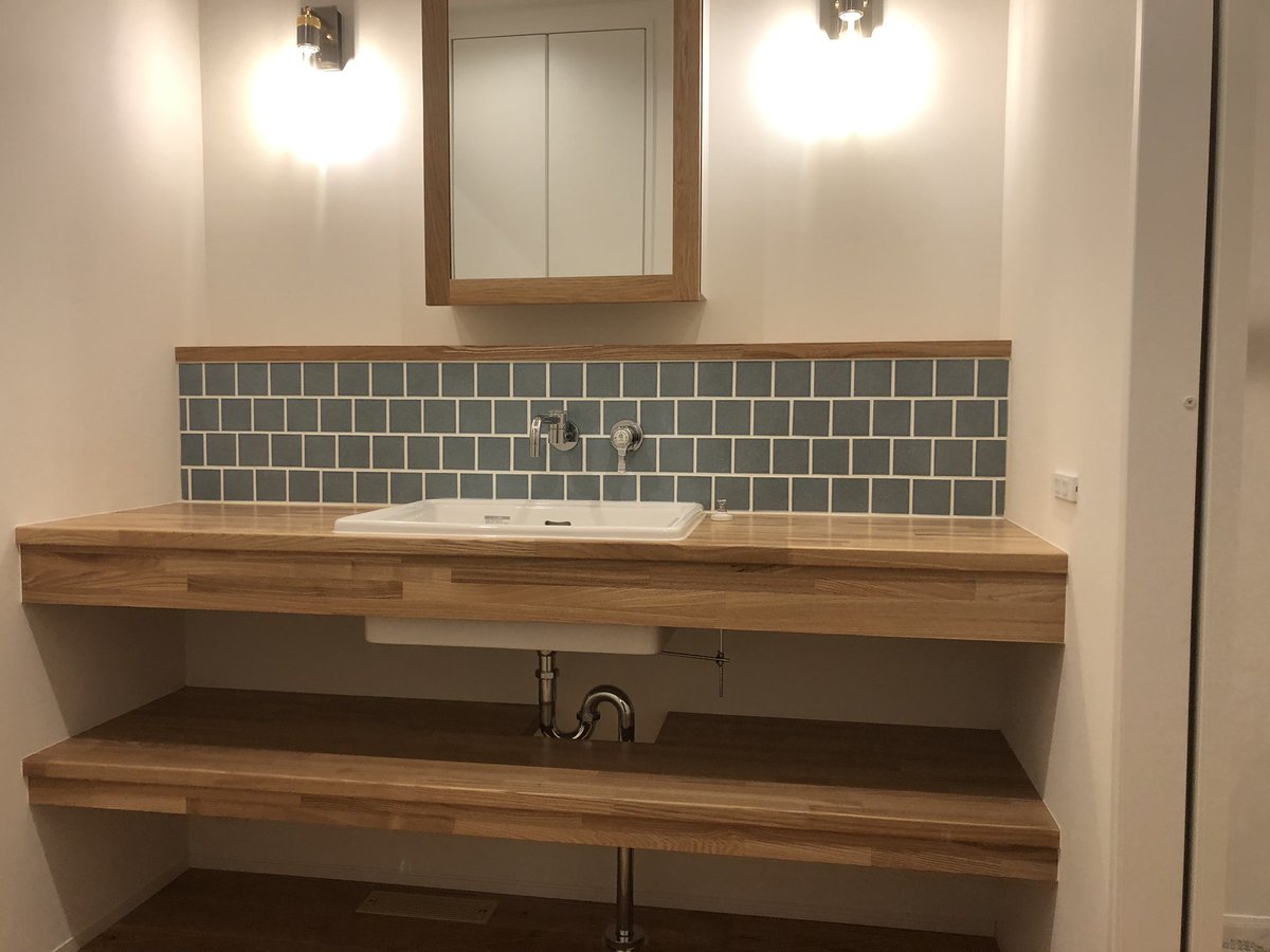 建築施工専門 Hc Homes 急遽追加工事で洗面所にキッチンパネルを貼ってきましたー キッチンパネル コーキング リフォーム 新築 洗面化粧台 収納