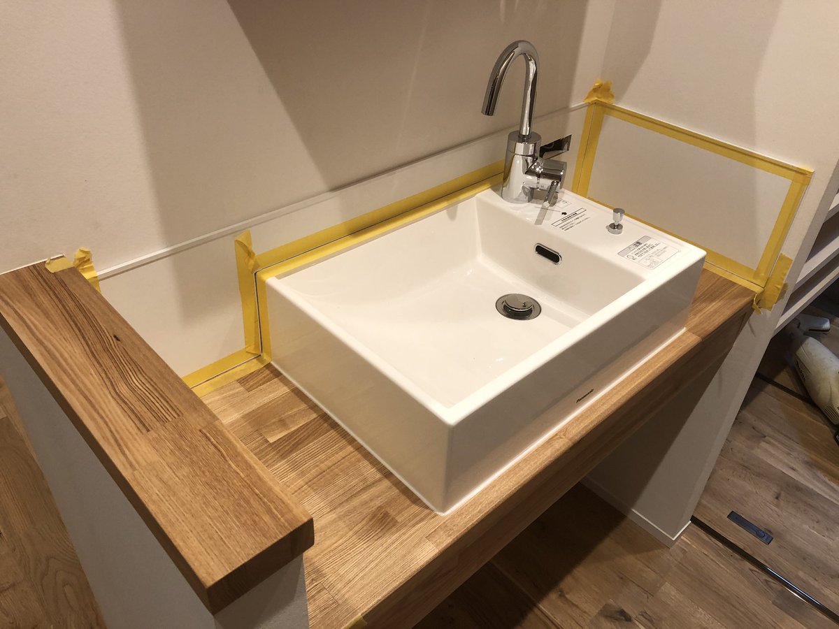 建築施工専門 Hc Homes Ar Twitter 急遽追加工事で洗面所にキッチンパネルを貼ってきましたー キッチンパネル コーキング リフォーム 新築 洗面化粧台 収納