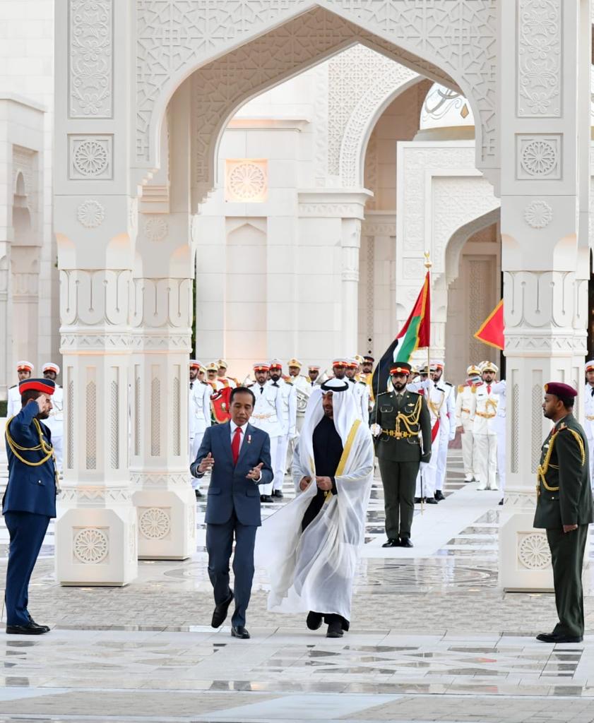 jokowi's tweet photo. Seusai pertemuan bilateral dengan Putra Mahkota Sheikh Mohamed bin Zayed di Istana Qasr Al Watan, semalam, kami menyaksikan penandatanganan lima perjanjian kerja sama antarpemerintah. Lalu, ada 11 perjanjian bisnis berbagai bidang dengan nilai investasi sekitar Rp314,9 triliun. https://t.co/NY5xgs2TNq