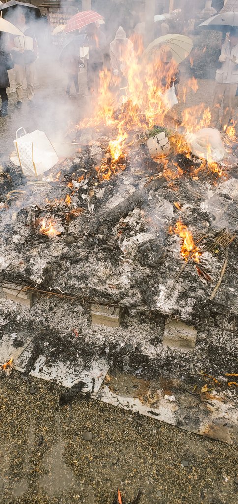 takki0224's tweet photo. 子供達と、左義長祭りへ

どんど焼きで食べるお餅は、
虫歯にならないと言われている

たくさんの人と餅を食べながら、火と煙を大量に浴びるのは、息子達にとっても、普段なかなか経験できないから、いい思いでになる

魔除けも無事終わったから、明日からきっと我が家にハッピーが舞い込んでくるはず https://t.co/uHFxP10dwc