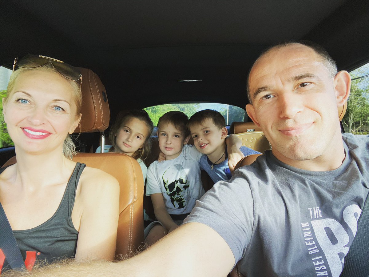 oleynikufc's tweet photo. Tomorrow - starts Fight Week., today - family day 😎
Сегодня - с семьей, а завтра начнётся неделя перед турниром.
@ufc 
@zitopartners @ETFMG 
#ufc246 #oleynik #family #oleynikchoke #oleynikjr #oleyniktatiana #oleynikdiana #miami #etfmg $MJ #fight https://t.co/CzkmEePxvW