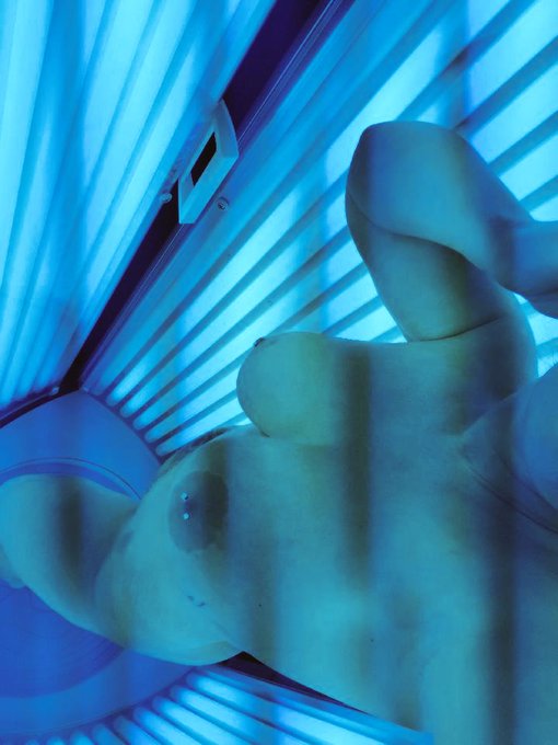 Trying to get my tan ready for the AVNs! https://t.co/90rGgVgdcJ