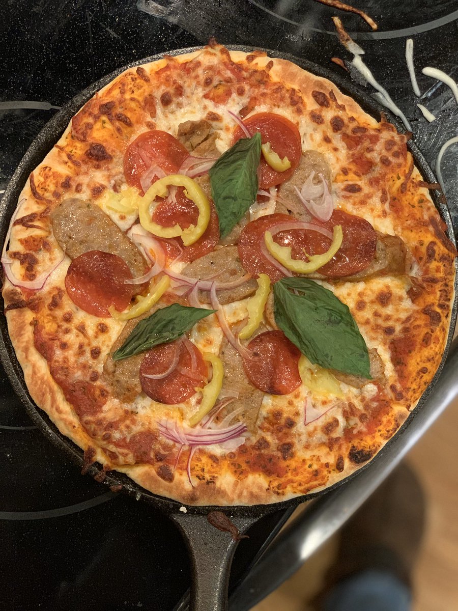 KronksKitchen's tweet image. lil cast iron pizza action