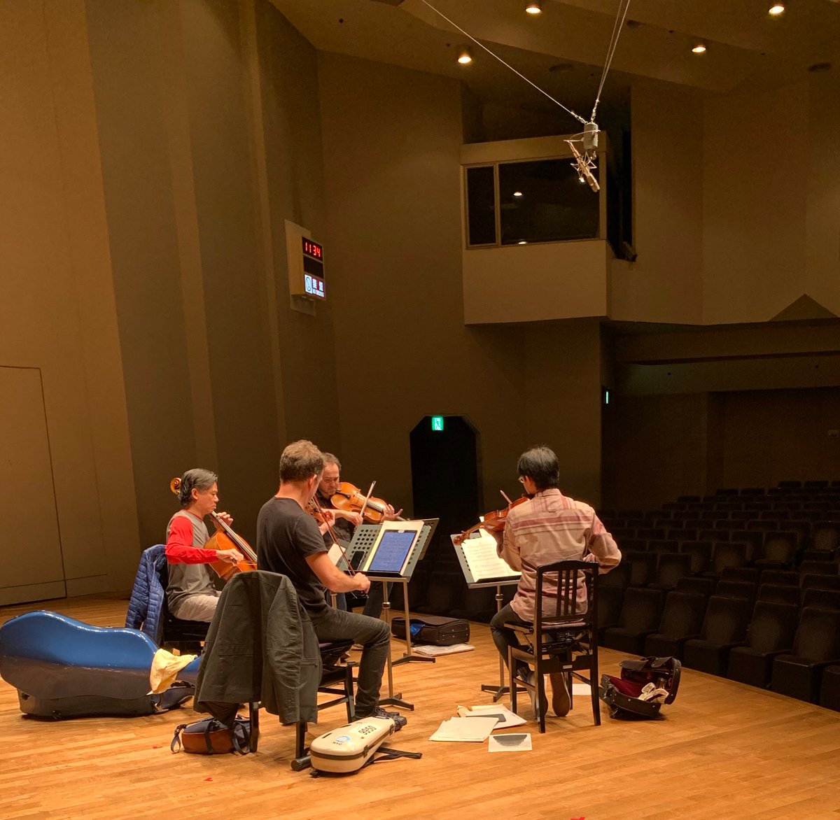 OrganKenminhall's tweet photo. 本日15時〜小ホールでシンポジウム「現代を生きる音楽」。引き続き、公募により選ばれた2作品の世界初演。フラックス弦楽四重奏団は朝から集中してリハーサル中。#神奈川県民ホール #開館45周年 #一柳慧 #toshiichiyanagi #fluxquartet #フラックス弦楽四重奏団 #新作初演 #現代音楽 #シンポジウム https://t.co/ntnWy4yeZ3