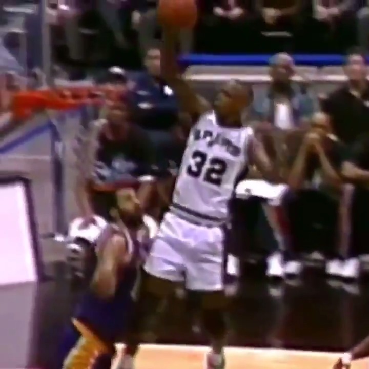 Timeless Sports on X: (1995) This Sean Elliott dunk was something else. 😳   / X