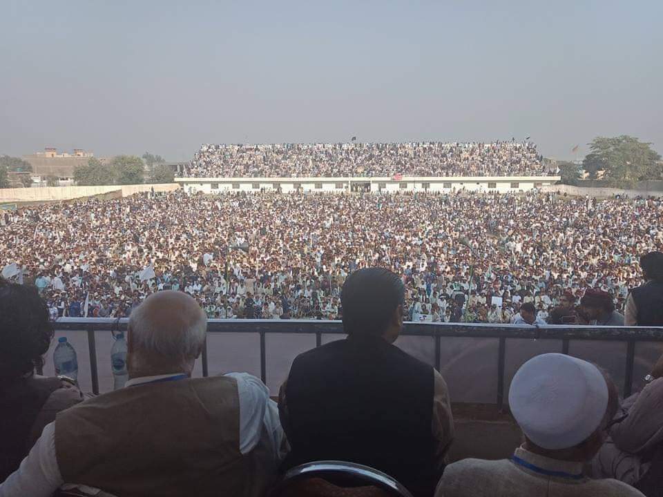 په بنو ګل دې ناره وکړه 
ما له کابل درته پورته کړه لاسونه
#PashtunLongMarch2Bannu
@a_siab @BushraGohar @mazdaki