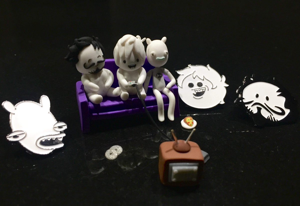polymer_kay's tweet photo. I'm starting off 2020 with a new figure of the original @OneyPlays boys! Though it is nowhere near perfect, I actually kinda like how they turned out ❤️ ( I also added a picture with the pins for size reference ) https://t.co/fY9bklaloU