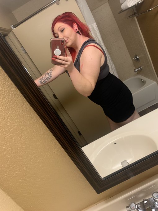 Moliie Max - You know you’re weak at the knees for me. It’s killing you not to send. Now get over here and show me what you’re good for. Findom https://t.co/cyLYmPAKWY