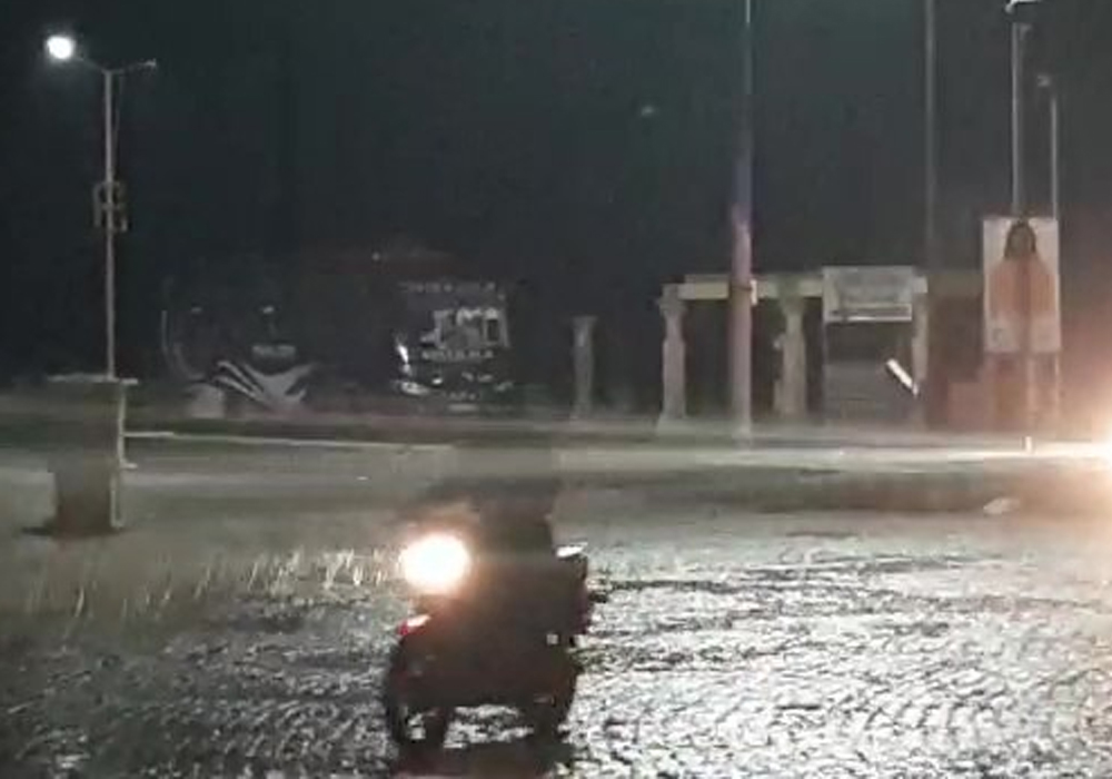 sandeshnews's tweet photo. બે દિવસની કાતિલ ઠંડી બાદ ગુજરાતના વાતાવરણમાં પલટો, અમદાવાદમાં ધુમ્મસ તો કચ્છ-દ્રારકામાં વરસાદ
જાણો સમગ્ર માહિતીઃ https://t.co/FU6kyiUGyt
#AhmedabadWeather #AhmedabadNews #RaininKutch #RaininDwarka https://t.co/AuSzTIfTBf