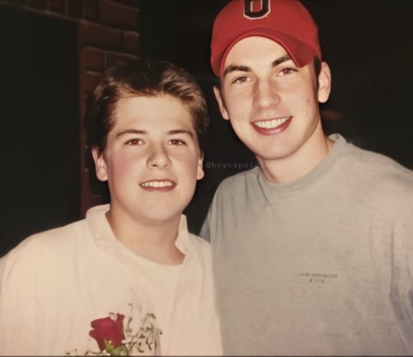 evanschain's tweet photo. if this isn’t wholesome brother love then idk what it is https://t.co/UpKUDdNaLW