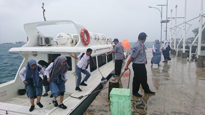 #sobatdishub tau nggak kalau ada angkutan sekolah antar pulau di kepulauan seribu?

Kapal sekolah ini melayani rute dari pulau panggang ke pulau pramuka dan dari p. pari ke p. tidung secara gratis

Nah ini giat Kapal Sekolah 06 antar jemput anak sekolah p. panggang - p. pramuka