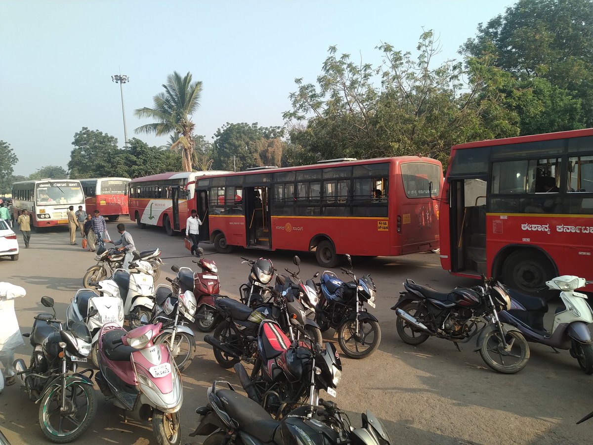 rohith_rko's tweet photo. Many Buses have been arranged at Yadgir Railway Station for Mailapura Mailaralingeshwara Jathra. People frm Different corners of Karnataka, Maharashtra and from other places will come.
@dc_yadgir @Yadagir_infra @rlyhydka @grahakara @NammaKalaburagi @Manyakheta
#yadgir #mailapur https://t.co/jtHz5qfW4u