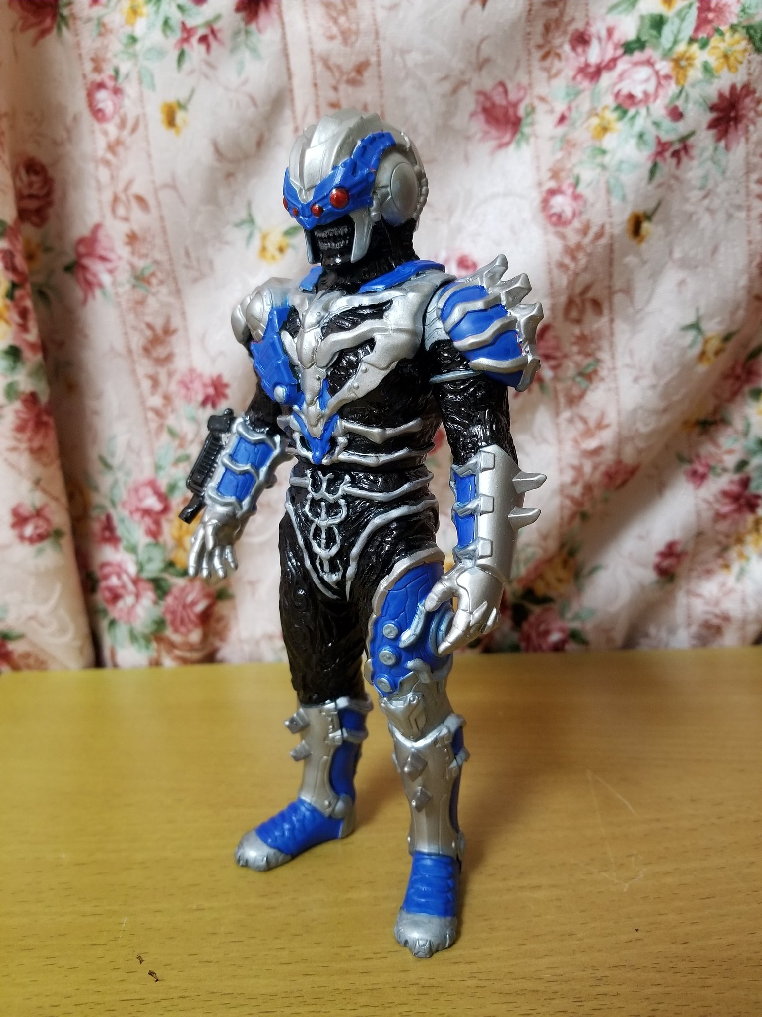 ゼボルドs ゼボ ガピヤ星人アベルが完成 ウルトラマンタイガ第6話に登場したサデスの弟 リペイントをして銃をプチ改造しました 少し塗装が雑になりましたが個人的に頑張った方かなと思います ガピヤ星人アベル ウルトラマンタイガ ソフビ改造