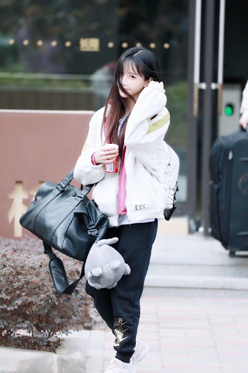 shushuwuwu's tweet photo. lil squish Duan Yixuan off for another day of work today~ she brought Sunrui's DuangDuang plushie with her😆work hard at your lesson!

#YouthWithDuanYixuan #青春有你2 https://t.co/CBfTFgfb4Z