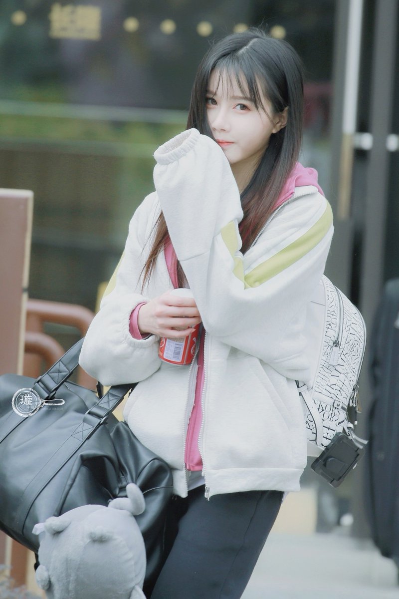 shushuwuwu's tweet photo. lil squish Duan Yixuan off for another day of work today~ she brought Sunrui's DuangDuang plushie with her😆work hard at your lesson!

#YouthWithDuanYixuan #青春有你2 https://t.co/CBfTFgfb4Z