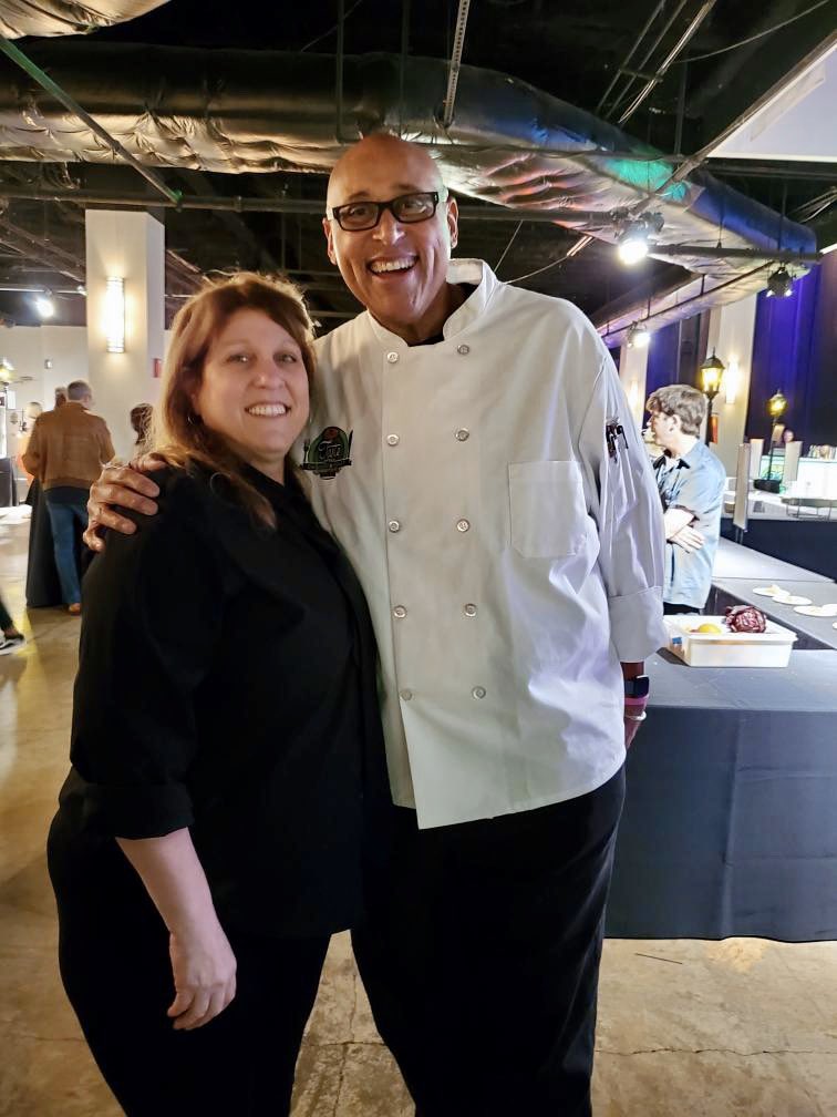 ChefKevinBelton's tweet photo. With Shelley and keepin this party going yβallπnew friends, good times and food all for a great cause.... NOLA TeachersπβοΈπ#eckrichtasteofthechampionship #cfp2020 #lsuvsclemson2020 #geauxtigers #nola #noplacelikenola #nolateachers @EckrichMeats @Thrillist @2020Nola https://t.co/qNoFnjEoJL