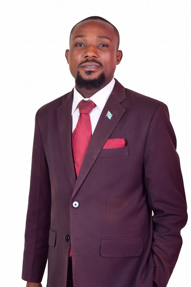 ANAPADE1's tweet photo. mweshimiwa @drmialano1 amelaani vikali tukiyo la kuhumiza police kwenye chuo kikuu cha UNKIN hapo kinshasa, na amehimiza wanafunzi wa chuo kikuu kuwa makini sana na kuheshimu kitengo cha ulinzi inchini, police nao ni wanadamu wanahaki ya kufanya kazi yao. https://t.co/wONFokGXuH