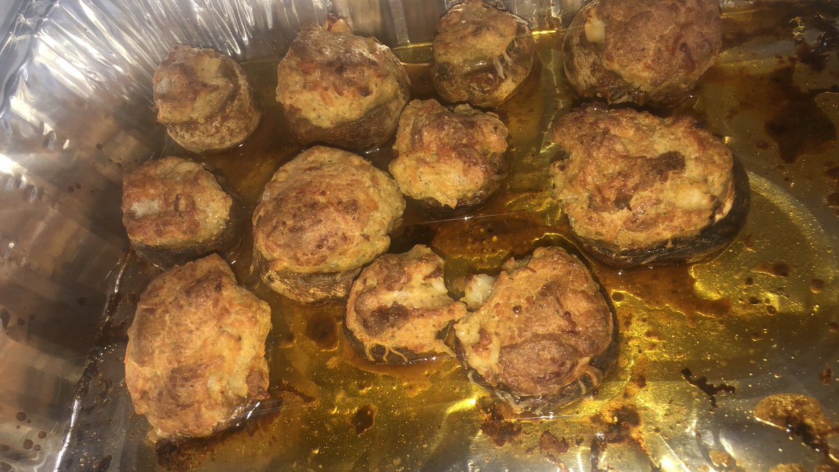 bonitabellaU's tweet photo. Seafood stuffed mushrooms 🥰 #madebymuah 💋 https://t.co/Qced8q3PsY