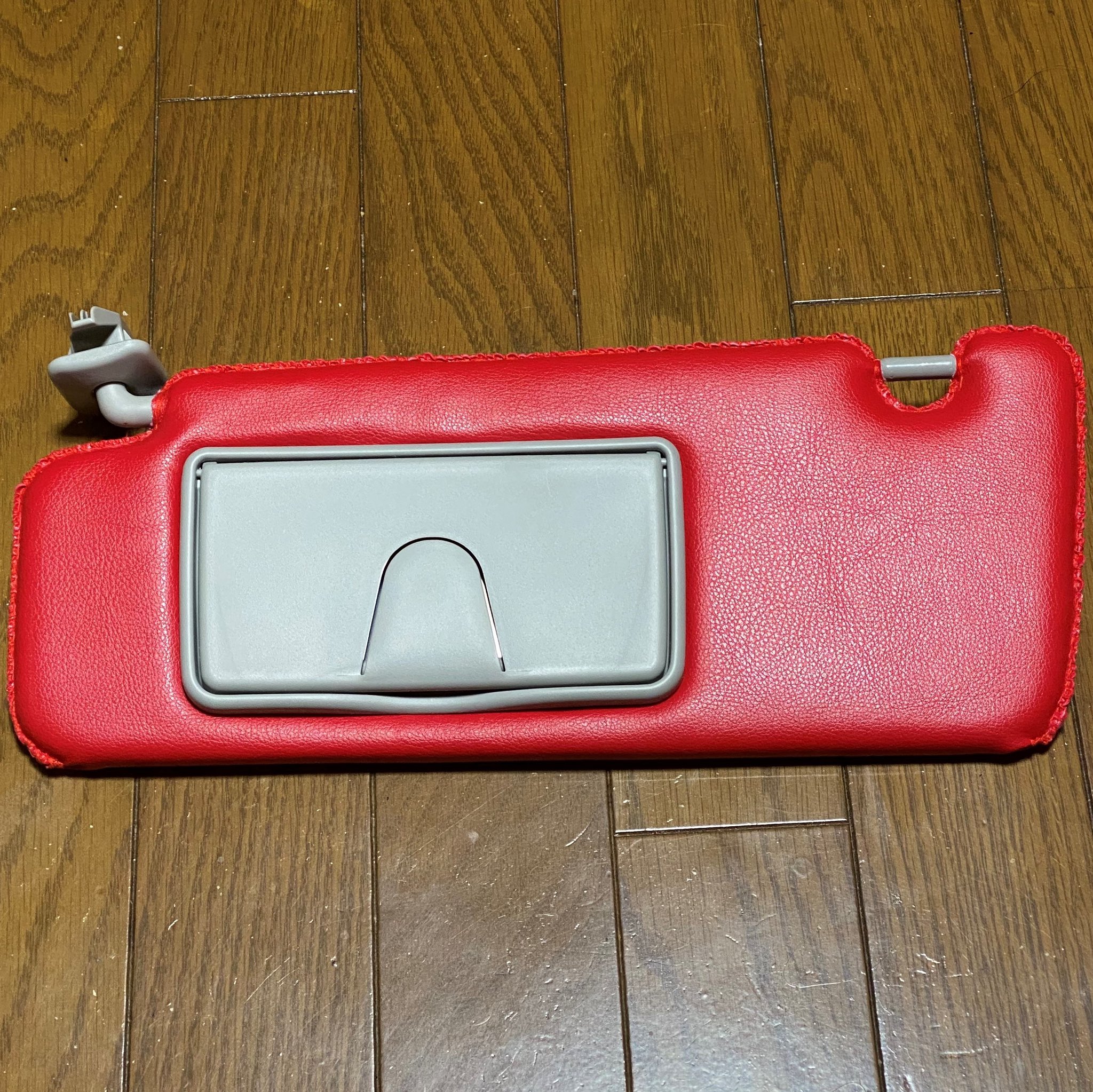 ｍｅ みぃくる 壁 お披露目 赤い フェイクレザー の サンバイザーカバー 良い感じ だけど 近くで見てはいけませんｗ Suzuki スズキ Jimny ジムニー Jb64w Xc 5mt R06aturbo キネティックイエロー ブリヂストン Bridgestone
