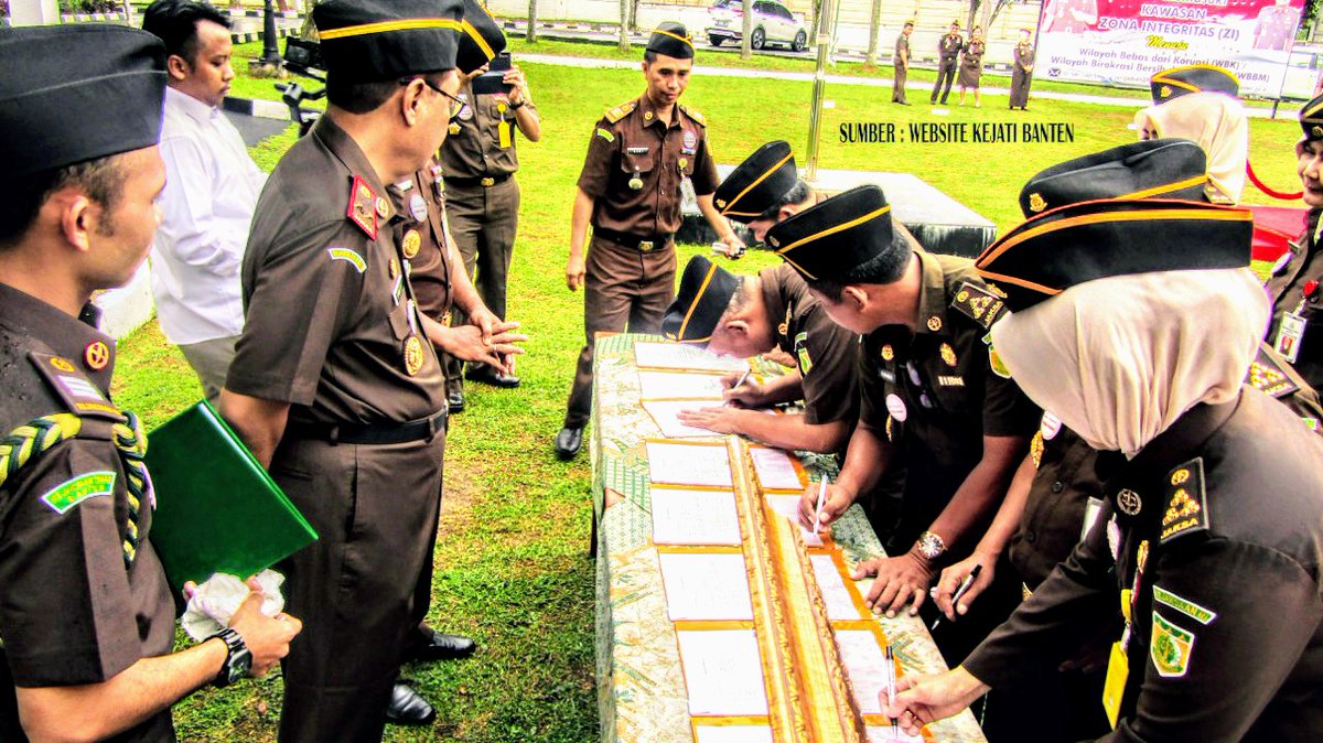 hadiholil's tweet photo. Kajati Banten Rudi Prabowo Aji pimpin penandatanganan komitmen bersama mewujudkan Wilayah Bebas dari Korupsi dan Wilayah Birokrasi bersih dan melayani 13012020
#kejaksaan.ri
#penkumkejaksaan.ri https://t.co/rGToa8E6do