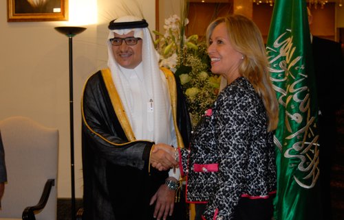 jpereztriana's tweet photo. Os estáis montando una pequeña película con Ayuso en Arabia Saudita. https://t.co/fYkYeBvH7t