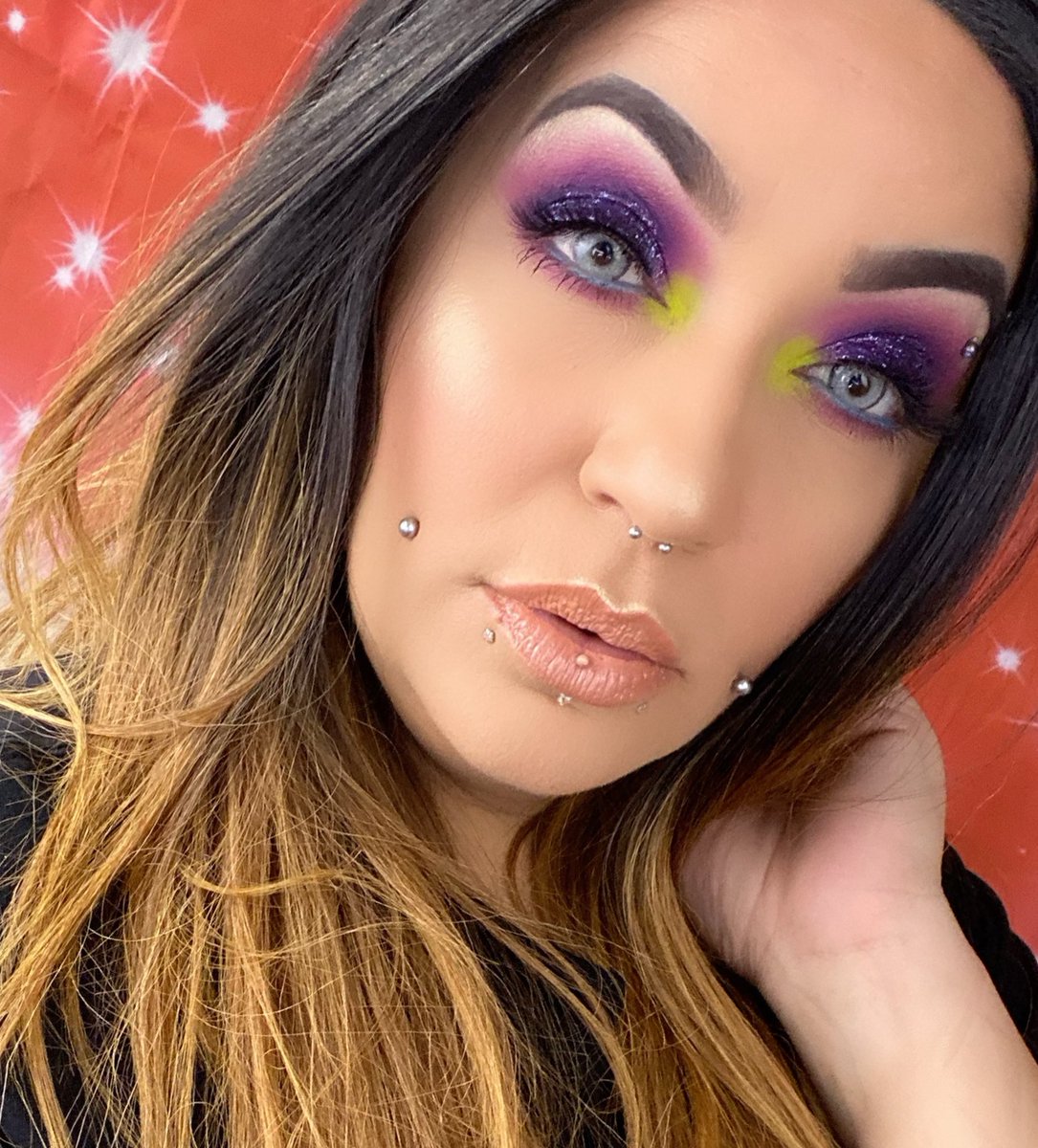 diann_judith's tweet photo. Aquí les dejo maquillaje inspirado de uno de @makeupbysarias 
Productos usados:
@Docolorofficial  brush
@juviasplace -the warriors lll 
@TooFaced  mascara
@Maybelline blue liner
@MARIELVOGUEBOU1  pigmento Neón y contactos 
@JudithAugust concealer 
@beccacosmetics  powder https://t.co/CxoW0fZBOe