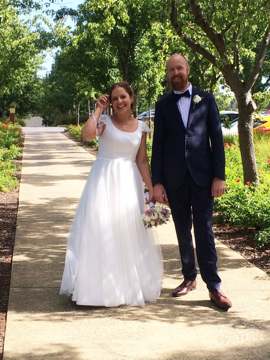 Our lovely bridal Kate chose her beauty of simplicity.