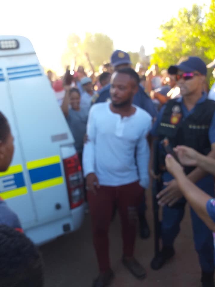 AdvoBarryRoux's tweet photo. Yesterday in Keimoes after a mass community meeting, 6 foreign national drug dealers removed out of the community, in total 40 since Operation Hamba Drug Tsotsi began, the remaining 4 drug dealers pleaded with the community &amp; the community refused, they were taken into custody. https://t.co/mQSiGLAXOg