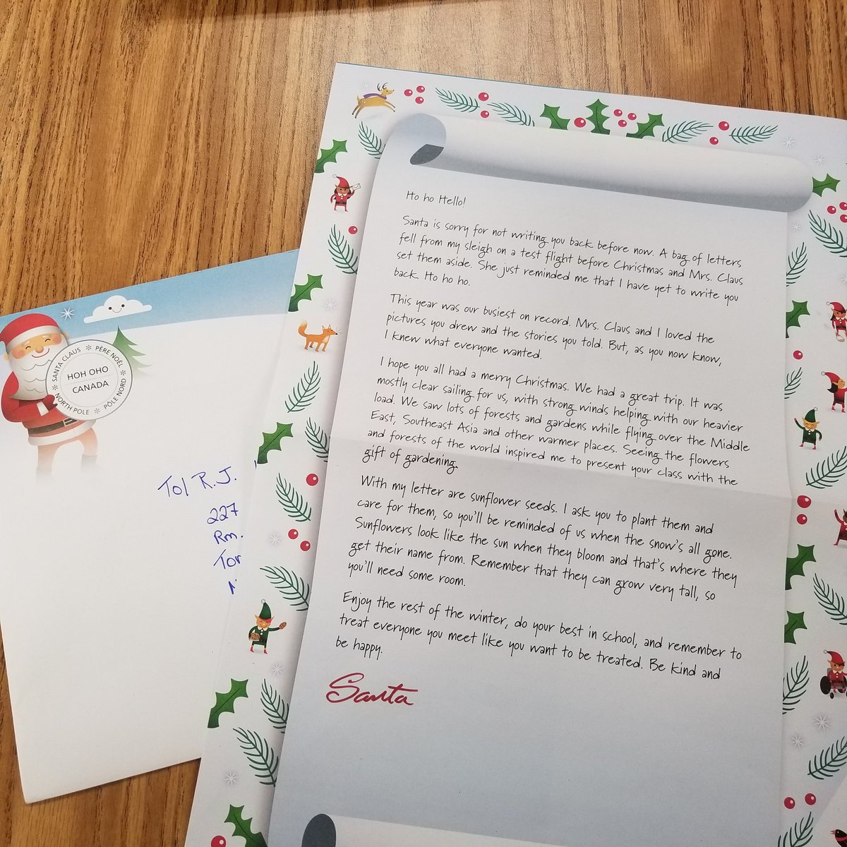Msparkatlang's tweet photo. The first week back @RJLangEMS_tdsb was very exciting!  The reply letter from Santa was waiting for the Ss.
We also recieved a pack of sunflower seeds from the North Pole. We will plant the seeds in the spring!  Thank you Santa!
💌🎅📨🎅💌🎅📨 https://t.co/pyMJWY11fP