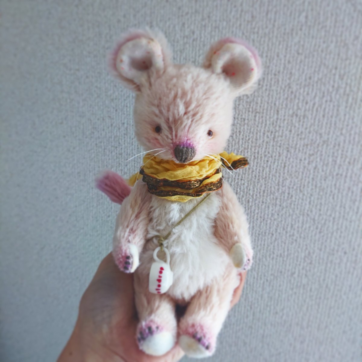 natsuko_92's tweet photo. 「時の博覧会 第1章」1/17～26 神戸タイムロマン(@timeroman_doll )
新年最初の企画展ということで干支のねずみを🐭春が待ち遠しいこの時期は桜色の子が作りたくなります🌸お出掛けカップ付き☕尻尾は猫並の太さ😼
#神戸タイムロマン #teddybear #artistbear #時の博覧会 #mapledrop #霜村ナツコ https://t.co/KOWc5RHLXj