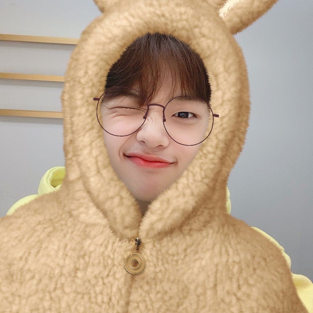 [TRANS🇹🇭]

สวัสดีครับ ดงพโยครับ☺️

เพราะว่าคิดถึงทุกคนก็เลยมาหาครับ ฮิฮิ❤️
ช่วงนี้อากาศหนาวมากเลยㅠㅠ ใส่เสื้อผ้าให้อบอุ่นเวลาออกไปข้างนอกด้วยนะครับ!! ❣️

📍 m.cafe.daum.net/DSP2020/rLBf/1…

Ⓒ KR-TH by X1ONE_THAILAND
#X1 #엑스원