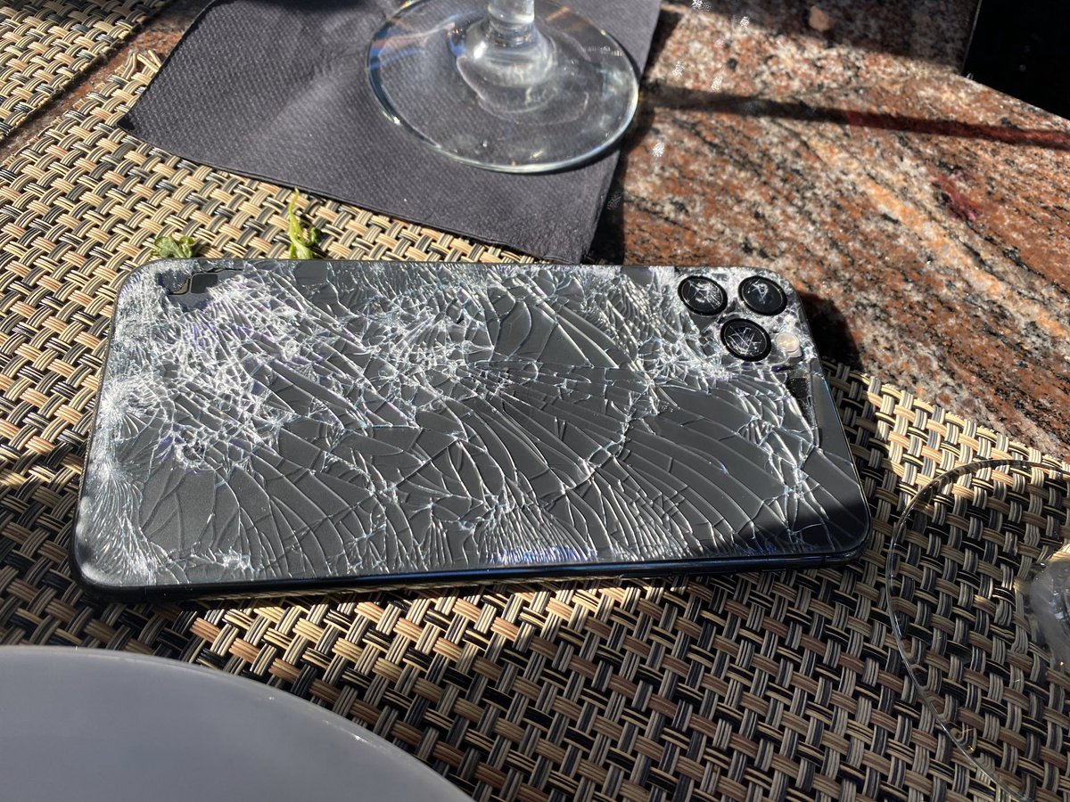 gfxbean's tweet photo. Working on a new fracture simulation and parallax glass shader effect. Thrilled with the results! https://t.co/u69NrDIQOJ