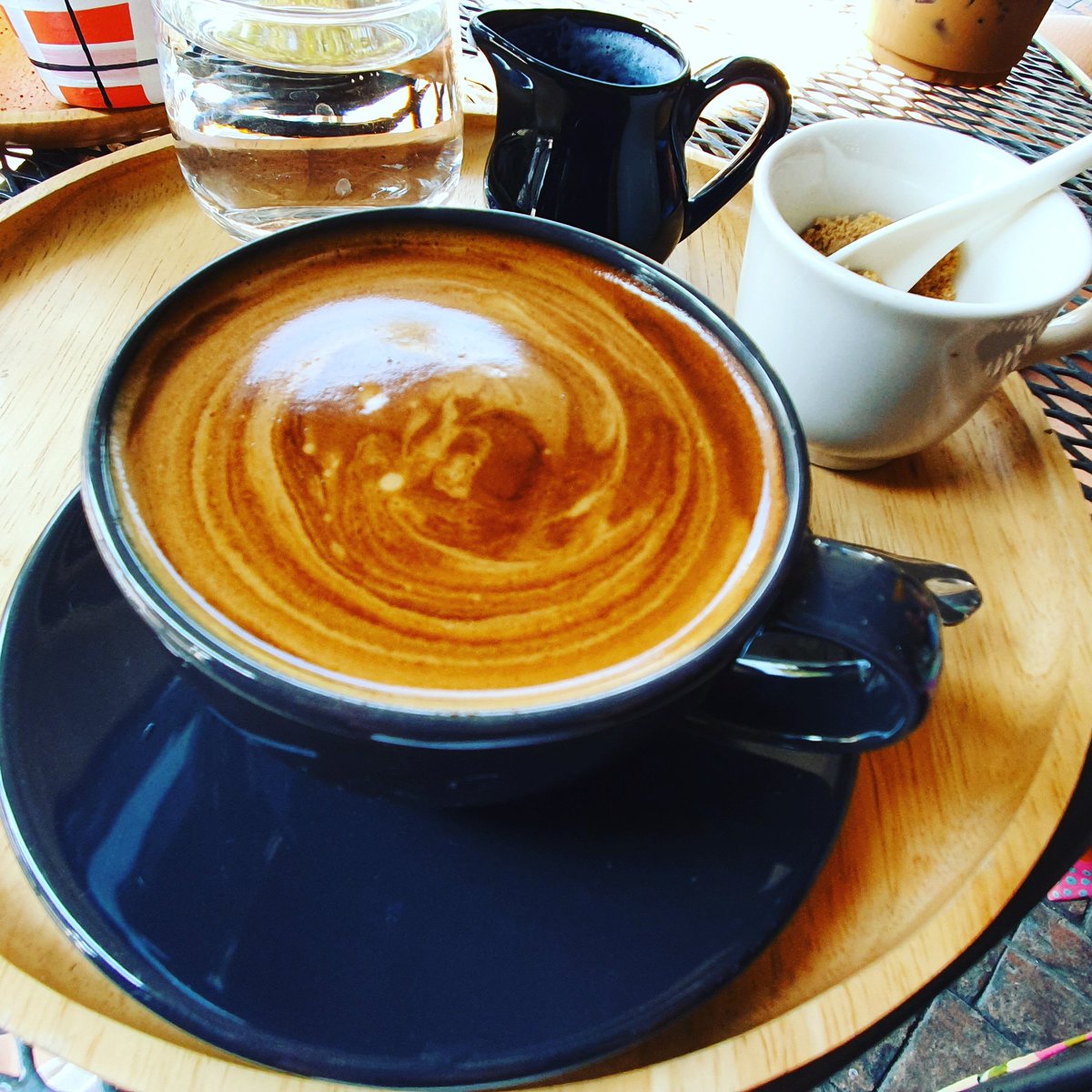 noruc1's tweet photo. #saulecker Kaffee in Chiang Mai. Hervorragend gute Röstung, mild zu Beginn, herzhaft kräftig nussiger Abgang. Kaffeeschaum gleicht einem abstraktem Gemälde, alles liebevoll hergerichtet. Ein Fest fürs Auge. Kaffeeliebhaber sind hier gut aufgehoben. https://t.co/KgaJpojhWs