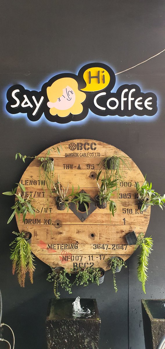 noruc1's tweet photo. #saulecker Kaffee in Chiang Mai. Hervorragend gute Röstung, mild zu Beginn, herzhaft kräftig nussiger Abgang. Kaffeeschaum gleicht einem abstraktem Gemälde, alles liebevoll hergerichtet. Ein Fest fürs Auge. Kaffeeliebhaber sind hier gut aufgehoben. https://t.co/KgaJpojhWs