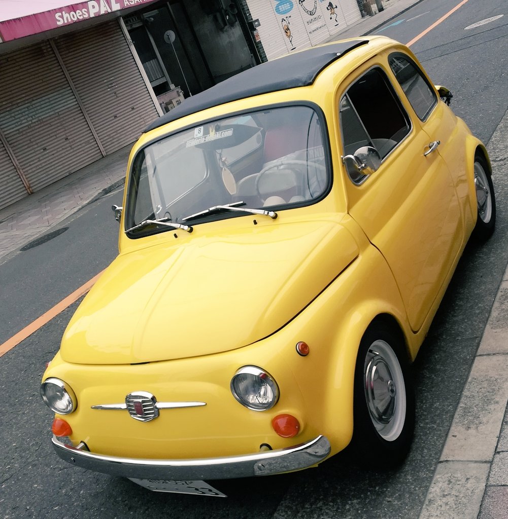 てけ めがねっ子推し 昨日偶然近所で発見した名車 Fiat Nuova 500 チンクエッタ チンクェチェントとも云われる ルパン三世カリオストロの城で活躍する旧車 めちゃくちゃきれいにレストアされてて車のオーナーさんとも暫く立ち話してました Fiat500