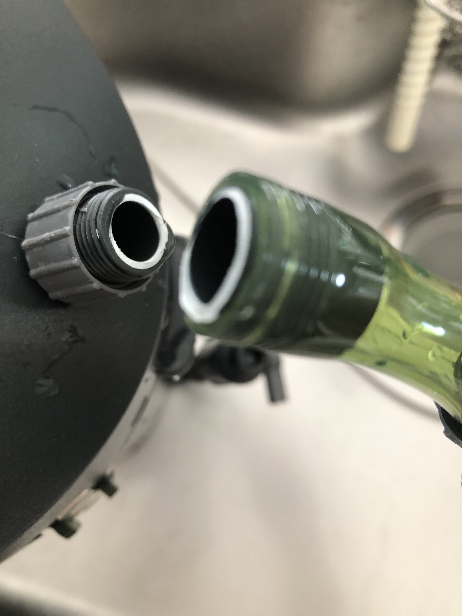 蜜柑海老 1cm水槽に2213をセットしたら ポタポタ排水部から水漏れ 涙 原因確認してると 根元が折れた 折れてた 1cm水槽 水槽 エーハイム エーハイム2213 2213 外部フィルター 水漏れ 故障 トラブル