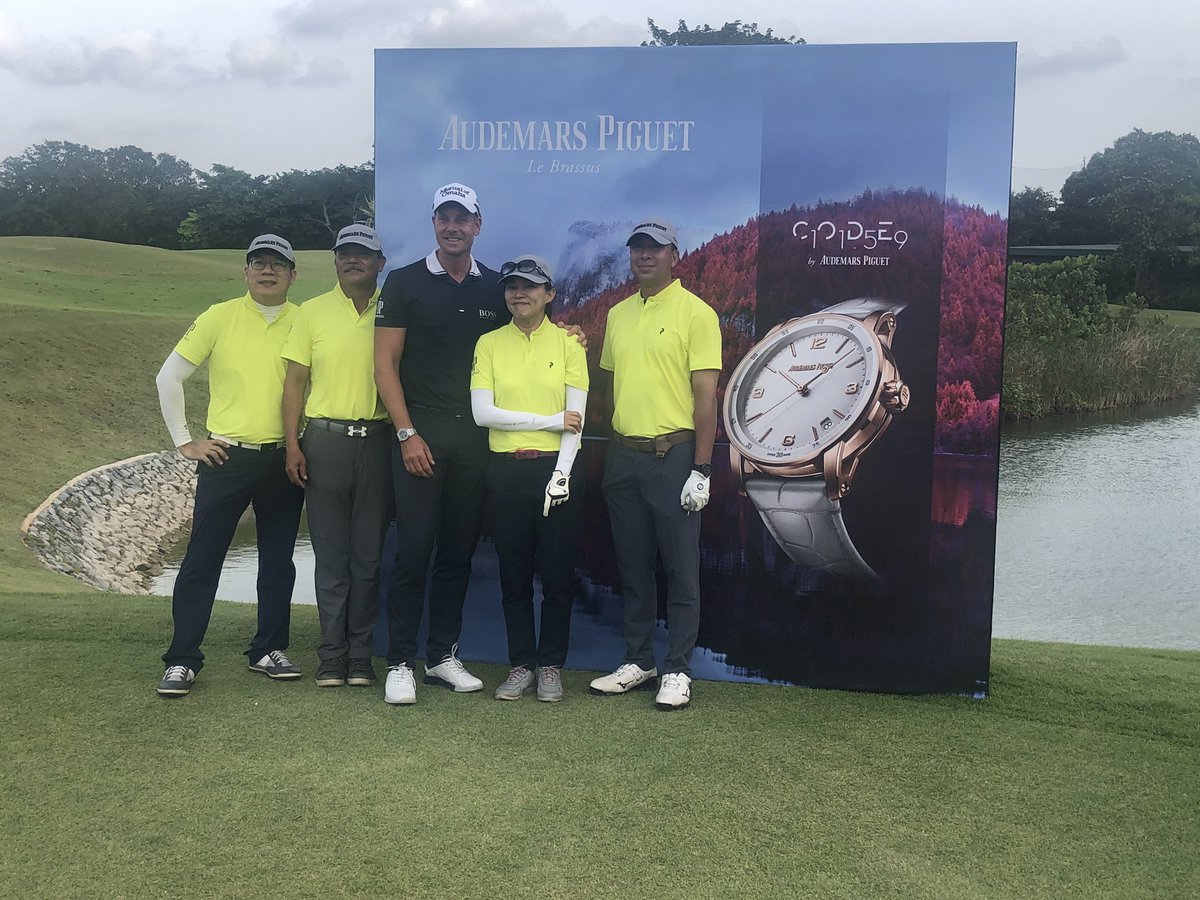 henrikstenson's tweet photo. A nice way to start the new golf year. @audemarspiguet Golf Trophy in Singapore.                 #APGolf https://t.co/9Cu5rKyfNm