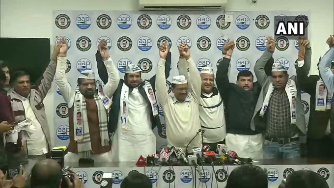 yuvataknews's tweet photo. #PoliticsBreaking दिल्ली: बदरपुर के पूर्व विधायक राम सिंह, कांग्रेस के पूर्व सांसद महाबल मिश्रा के बेटे विनय मिश्रा, जय भगवान और दीपू चौधरी आम आदमी पार्टी (AAP) में शामिल हुए।

#Politics #DelhiElection2020 #RamSingh #VinayMishra #JaiBhagwan #DeepuChaudhary #AAP #AamAadmiParty https://t.co/3KvIN2vxZ9