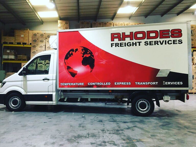 signs4twitts's tweet photo. Another truck added to the Rhodes Freight fleet 🙌 
-
#signwriter #signwriting #freight #fleetgraphics #wideformatprint #fullcolourprint https://t.co/OFr6EtyhOu